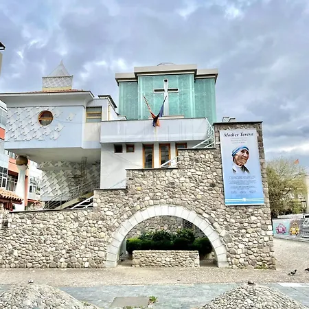 Centre Near Mother Teresa With 4 Апартаменты